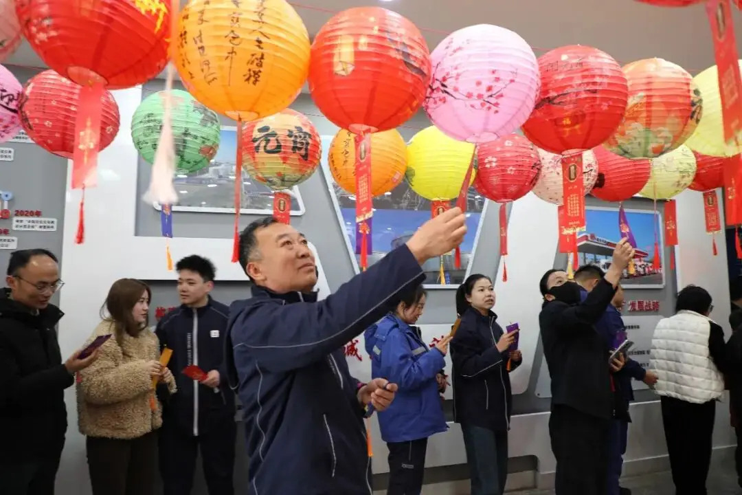 पुनर्मिलन वसंत ऋतु उबदारपणा साजरा करते